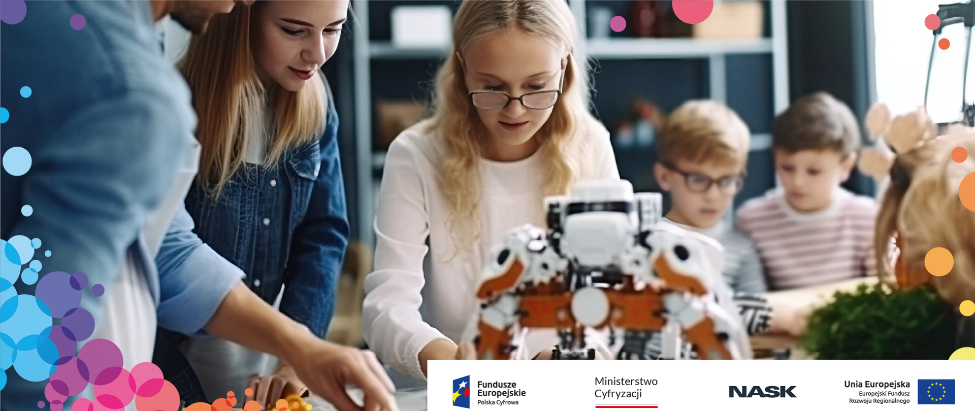Grafika ze zdjęciem przedstawiającym grupę dzieci podczas nauki/zabawy z robotami. Na dole pasek z logotypami: Fundusze Europejskie, Ministerstwo Cyfryzacji, NASK, Unia Europejska.