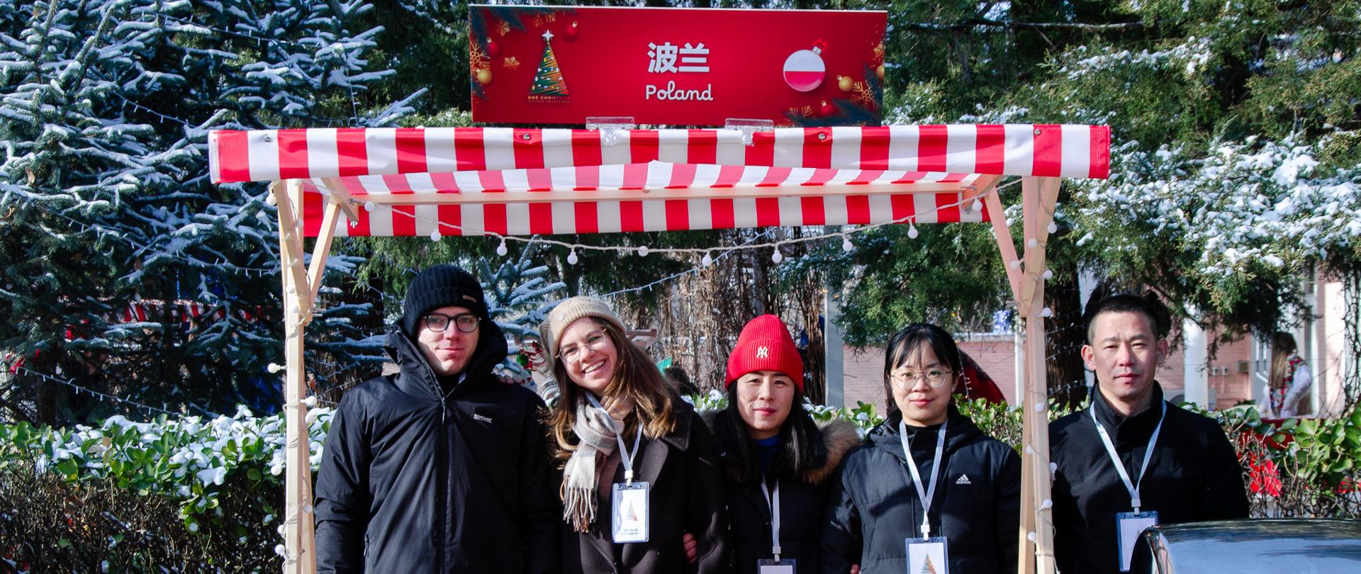 Organizatorzy przy polskim stoisku 