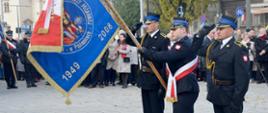 Na zdjęciu poczet sztandarowy KP PSP w Pabianicach oddający honor bohaterom walk o niepodległość Polski. Zdjęcie wykonano w 11.11.2023 r. w Pabianicach pod Pomnikiem Niepodległości w Pabianicach podczas miejskich obchodów Dnia Niepodległości. Poczet w składzie: ogn. Łukasz Biskupski, mł. kpt. Paweł Fuks, mł. asp. Radosław Dąbrowski.