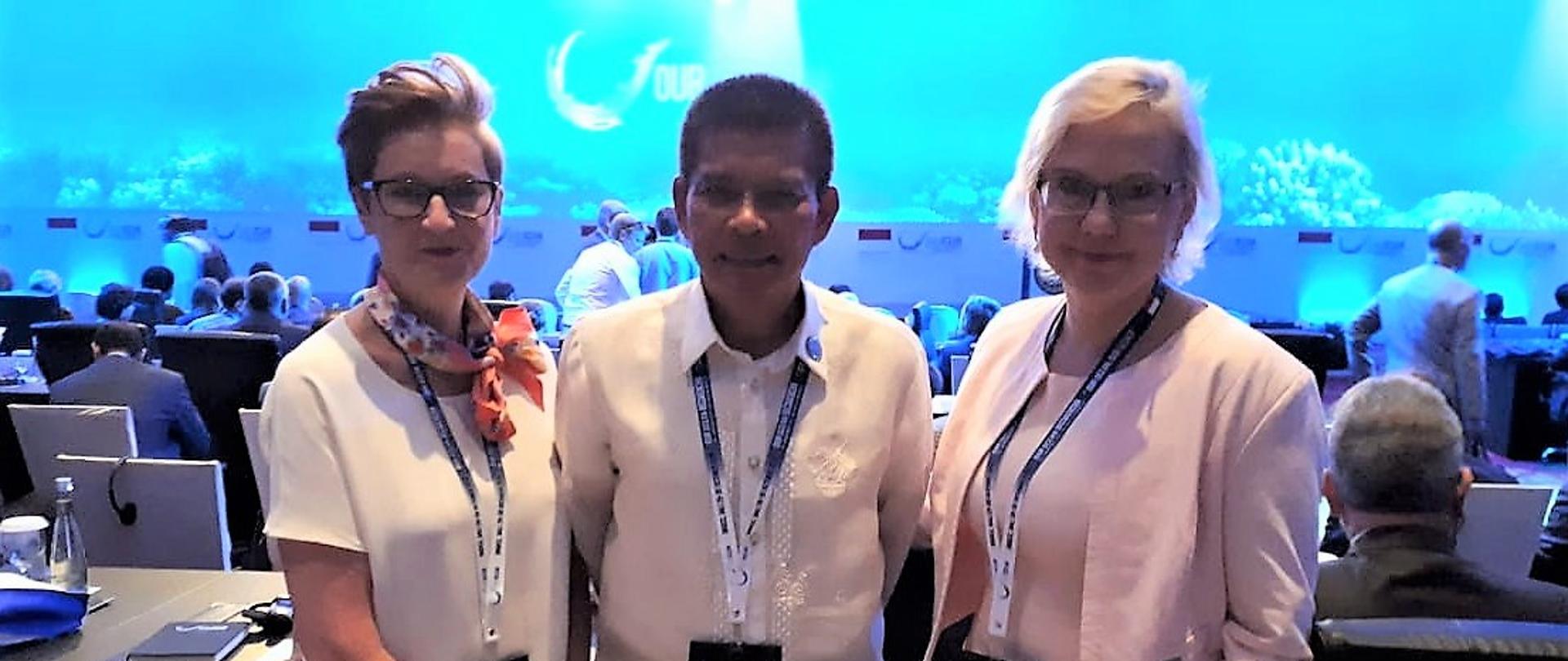 Pani Minister pozuje do zdjęcia z uczestnikami konferencji 