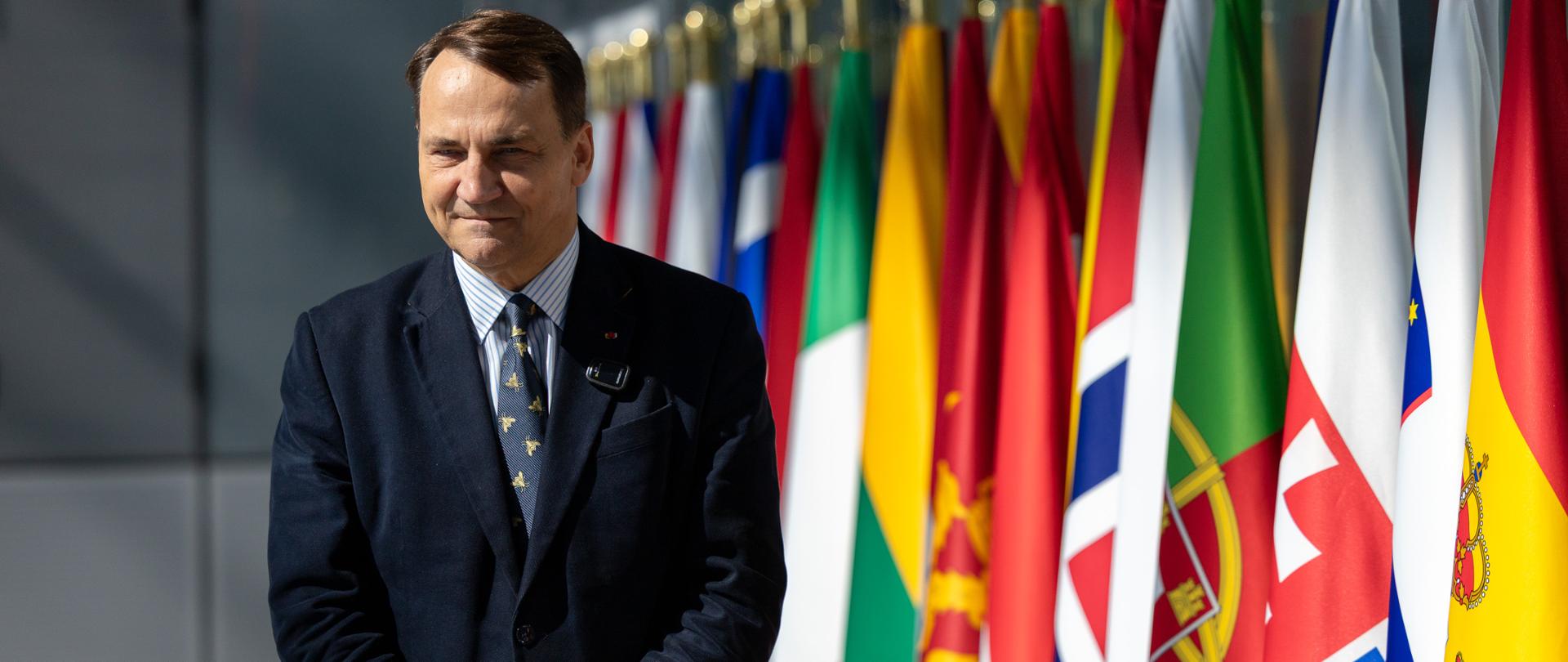 Minister Radosław Sikorski wziął udział w spotkaniu ministrów spraw zagranicznych państw NATO