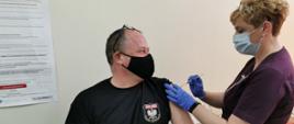 Na zdjęciu strażak i pielęgniarka podczas szczepienia 