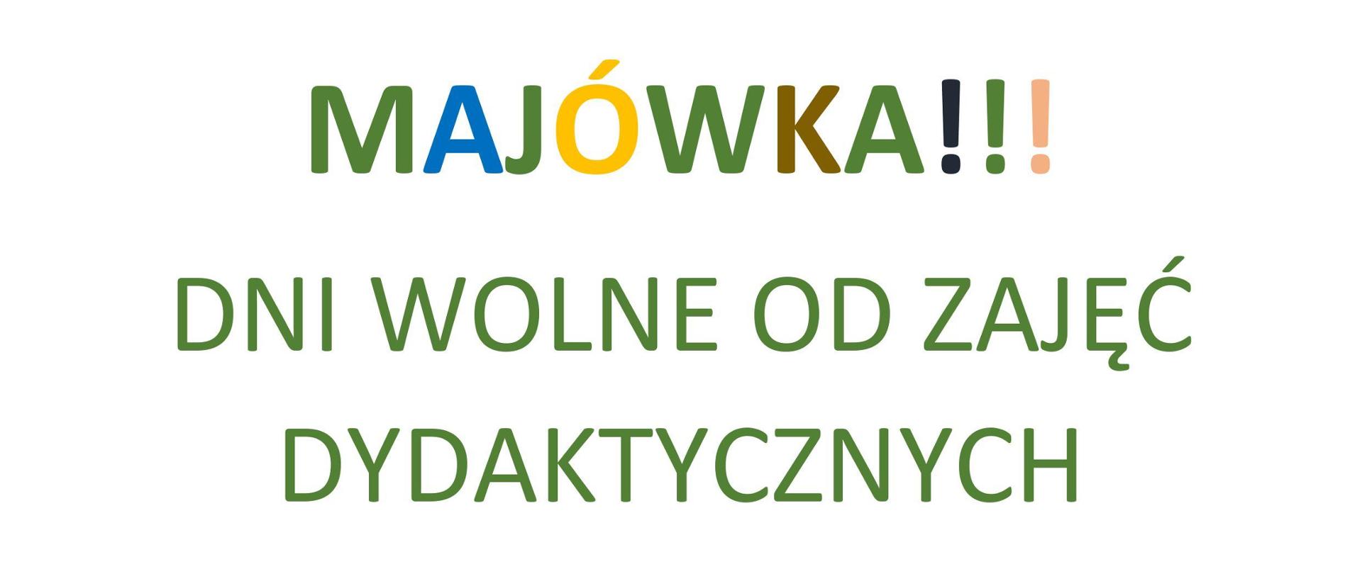 informacja wykonana na białym tle. Literki mają kolor zielony czcionki. Napis majówka składa się z kolorowych literek.