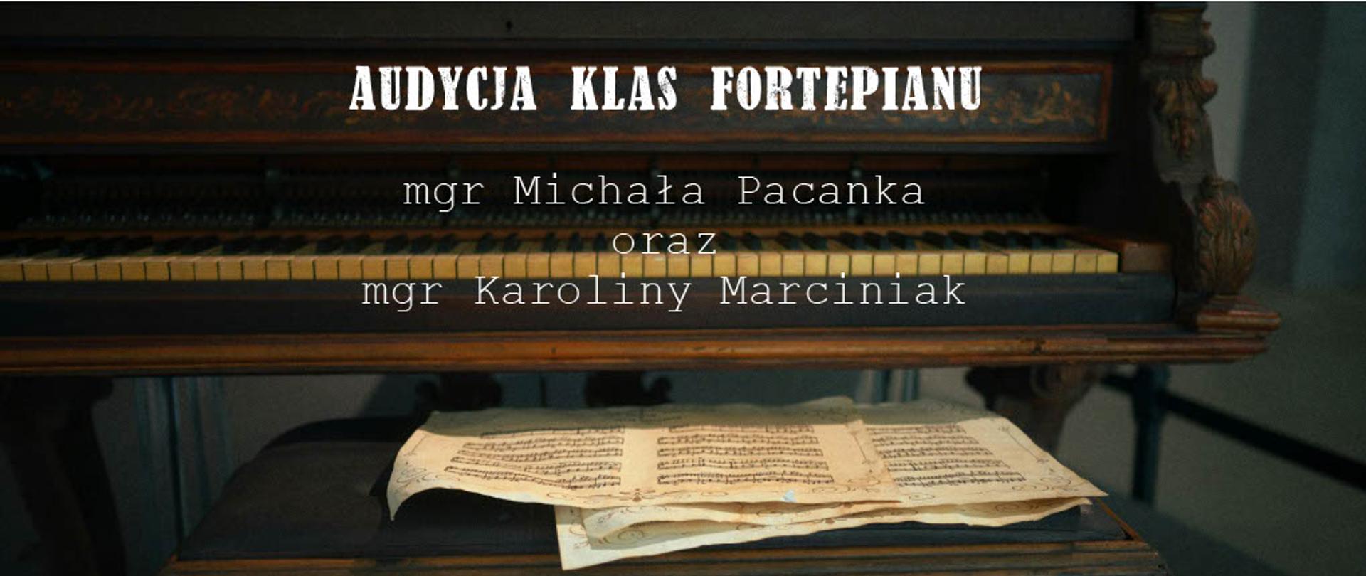 Plakat informujący o audycji klas fortepianu mgr Michała Pacanka oraz mgr Karoliny Marciniak, która odbędzie się w czwartek 14 maja 2026 roku o godzinie 17:00 w sali kameralnej Państwowej Szkoły Muzycznej I stopnia im. Witolda Lutosławskiego w Nowym Tomyślu. Tło plakatu stanowi fotografia przedstawiająca klawiaturę od fortepianu oraz ozdobną ławę, na której leżą trzy kartki z nutami. 