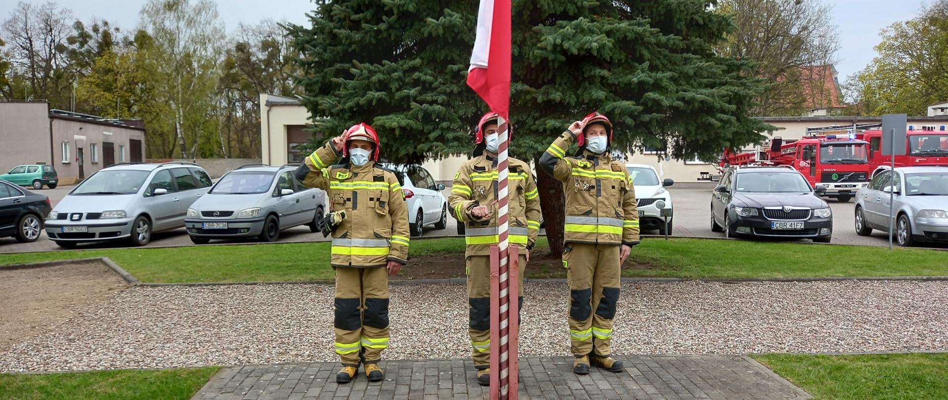 Zdjęcie przedstawia poczet flagowy podczas wciągania flagi na maszt.