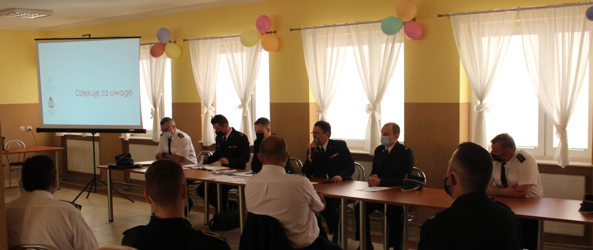 Zdjęcie przedstawia kierownictwo KW podczas konsultacji 