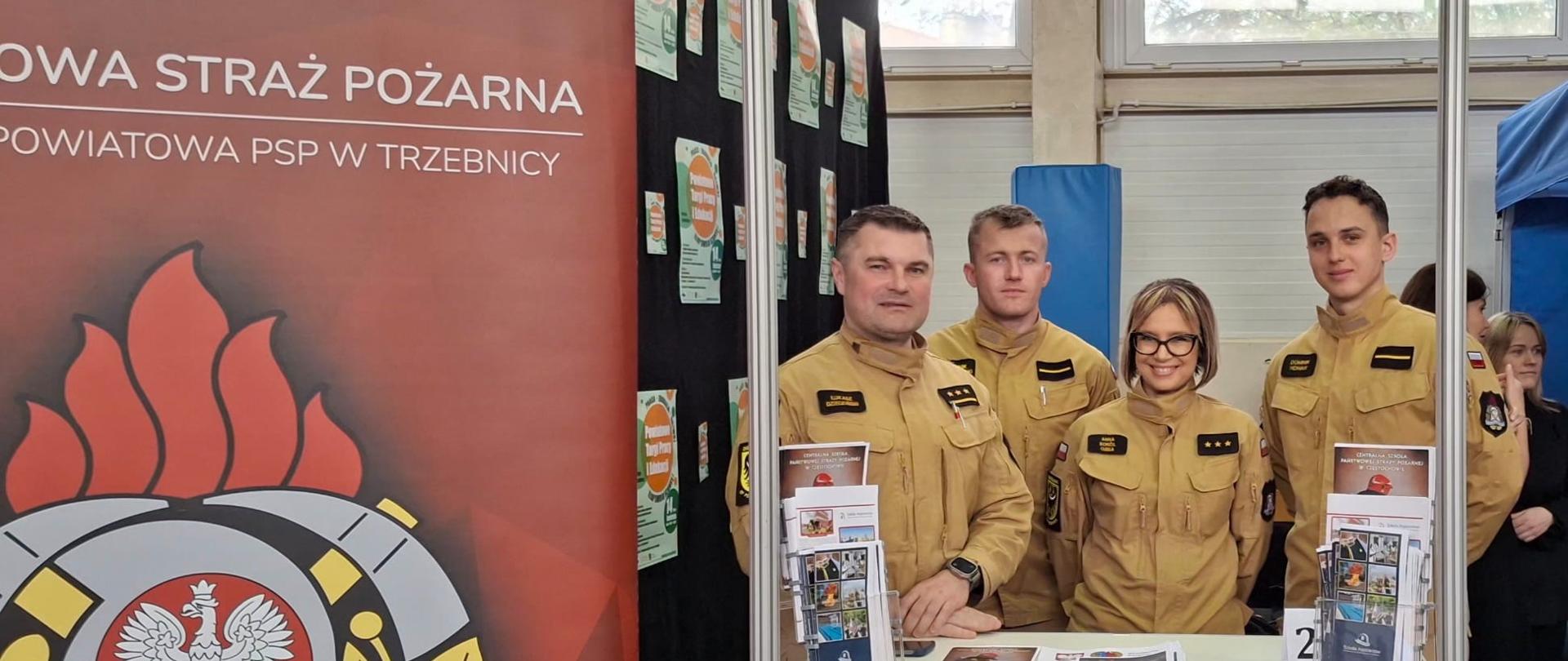 Strażacy przy stoisku na Targach Pracy