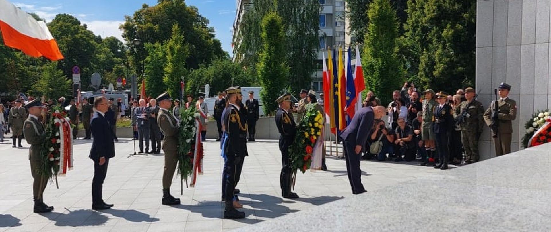 Uroczystości przed pomnikiem Polskiego Państwa Podziemnego i AK w 78. rocznicę Powstania Warszawskiego