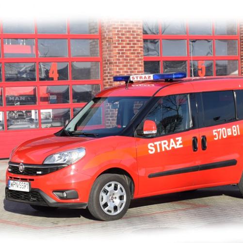 samochód pożarniczy, czerwony, kwatermistrzowski, ustawiony przed garażem, KP PSP Płońsk, 2020 r.