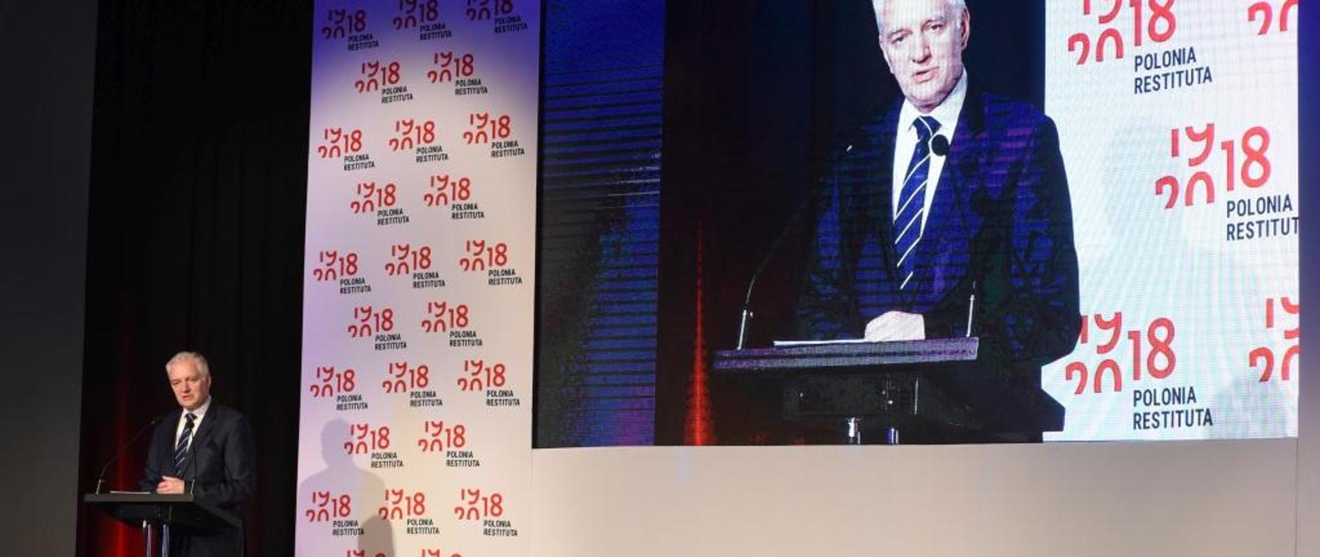Minister Gowin przemawia na tle ściany z logo Polonia Restituta