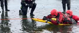 Ćwiczenia z zakresu ratownictwa lodowego, strażacy ćwiczą podejmowanie osoby poszkodowanej z przerębla