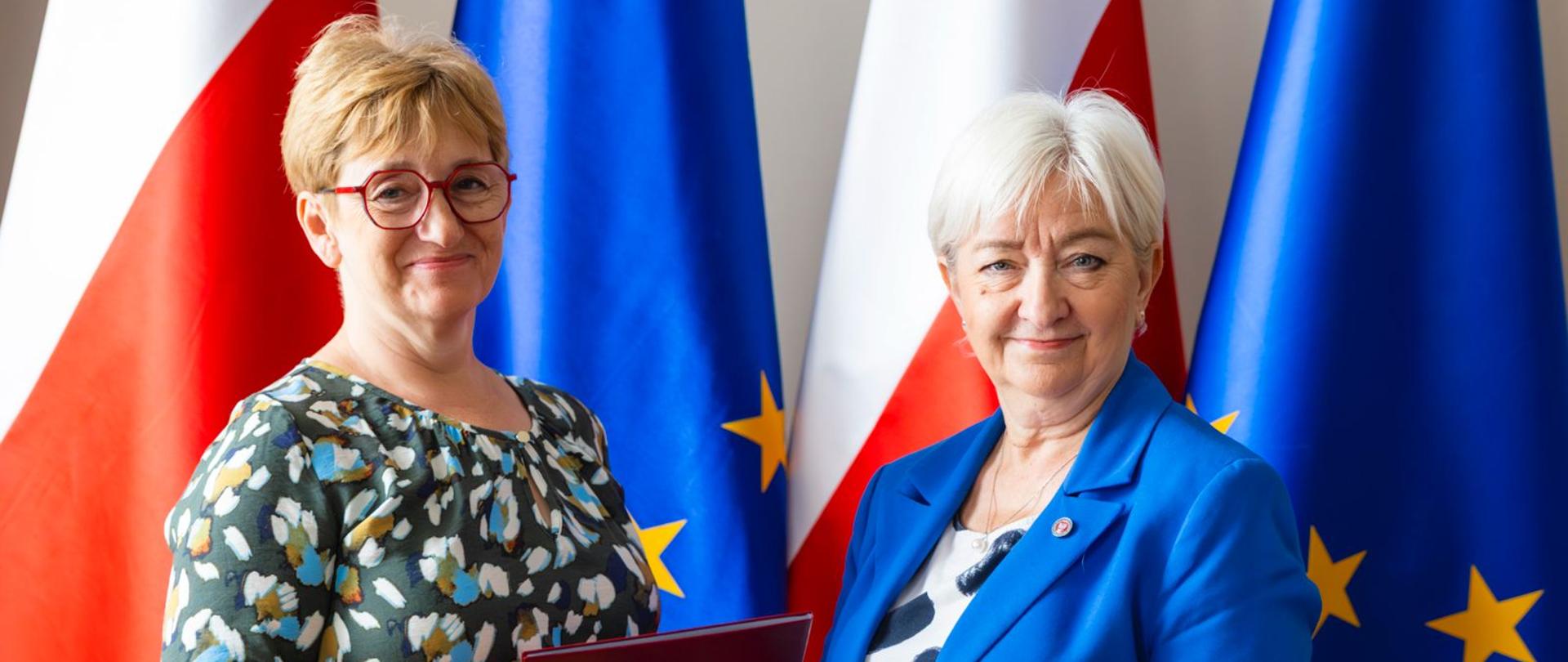 Wojewoda Łódzki Dorota Ryl podczas wręczania nominacji na konsultanta wojewódzkiego w dziedzinie pielęgniarstwa ratunkowego dr. n. med. Beacie Barwińskiej. 