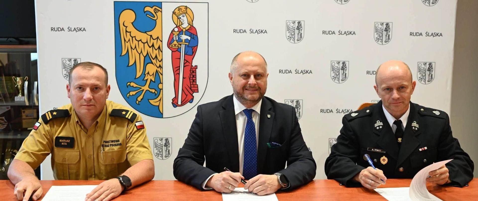 Komendant Miejski PSP, Prezydent Miasta i Prezes OSP Ruda Śląska podczas podpisania porozumienia w sprawie włączenia jednostki OSP do Krajowego Systemu Ratowniczo-Gaśniczego.