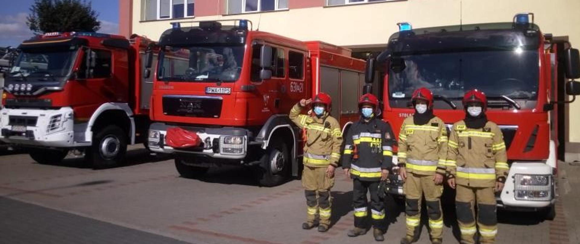 Na zdjęciu widać strażaków w szyku oddających honory oraz wozy strażackie przed budynkiem Komendy Powiatowej PSP w Wągrowcu 