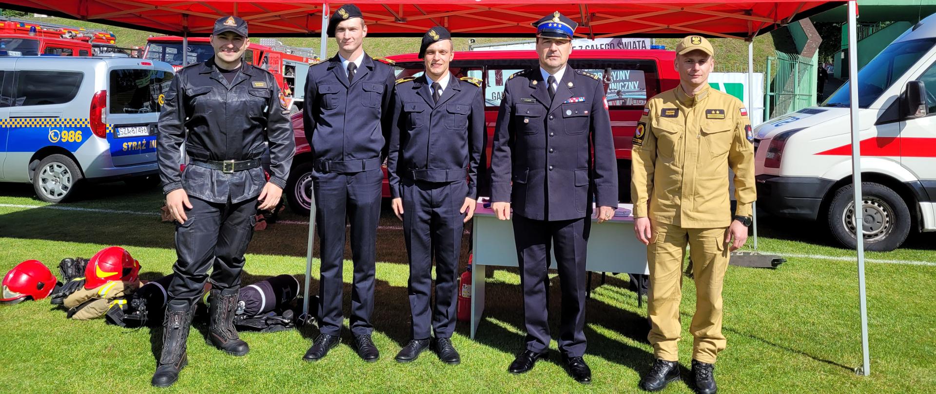 Grupowe zdjęcie Komendanta Centralnej Szkoły PSP, jego Zastępcy oraz trzech strażaków