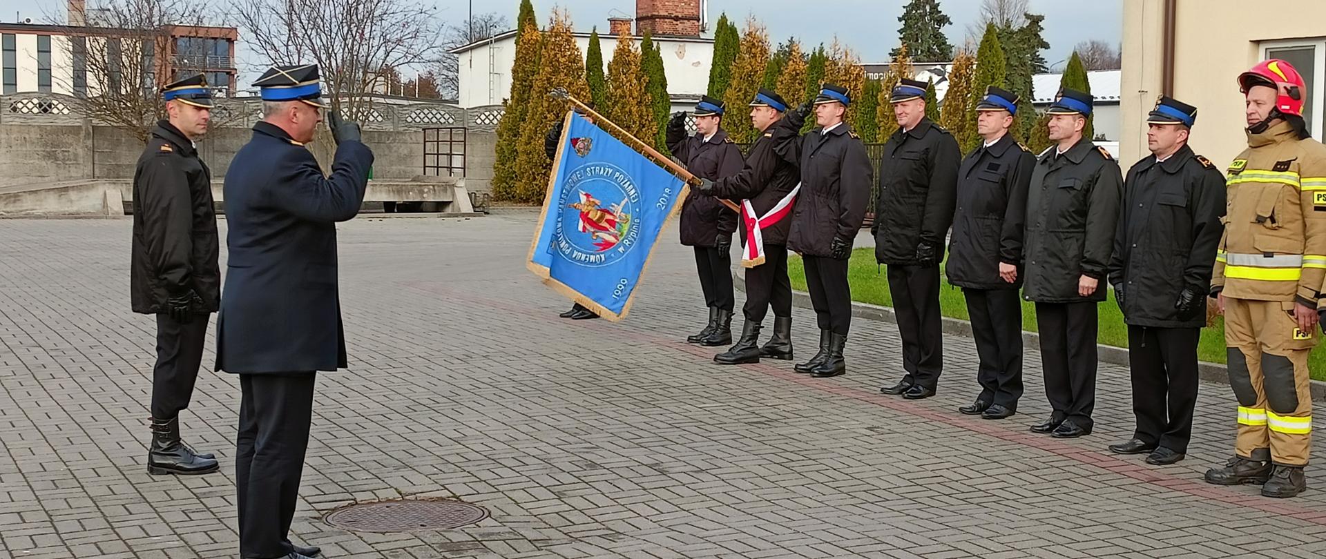 Zastępca Kujawsko-Pomorskiego Komendanta Wojewódzkiego st. bryg. Robert Wiśniewski wita się z funkcjonariuszami na placu przy komendzie