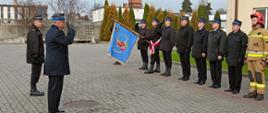 Zastępca Kujawsko-Pomorskiego Komendanta Wojewódzkiego st. bryg. Robert Wiśniewski wita się z funkcjonariuszami na placu przy komendzie