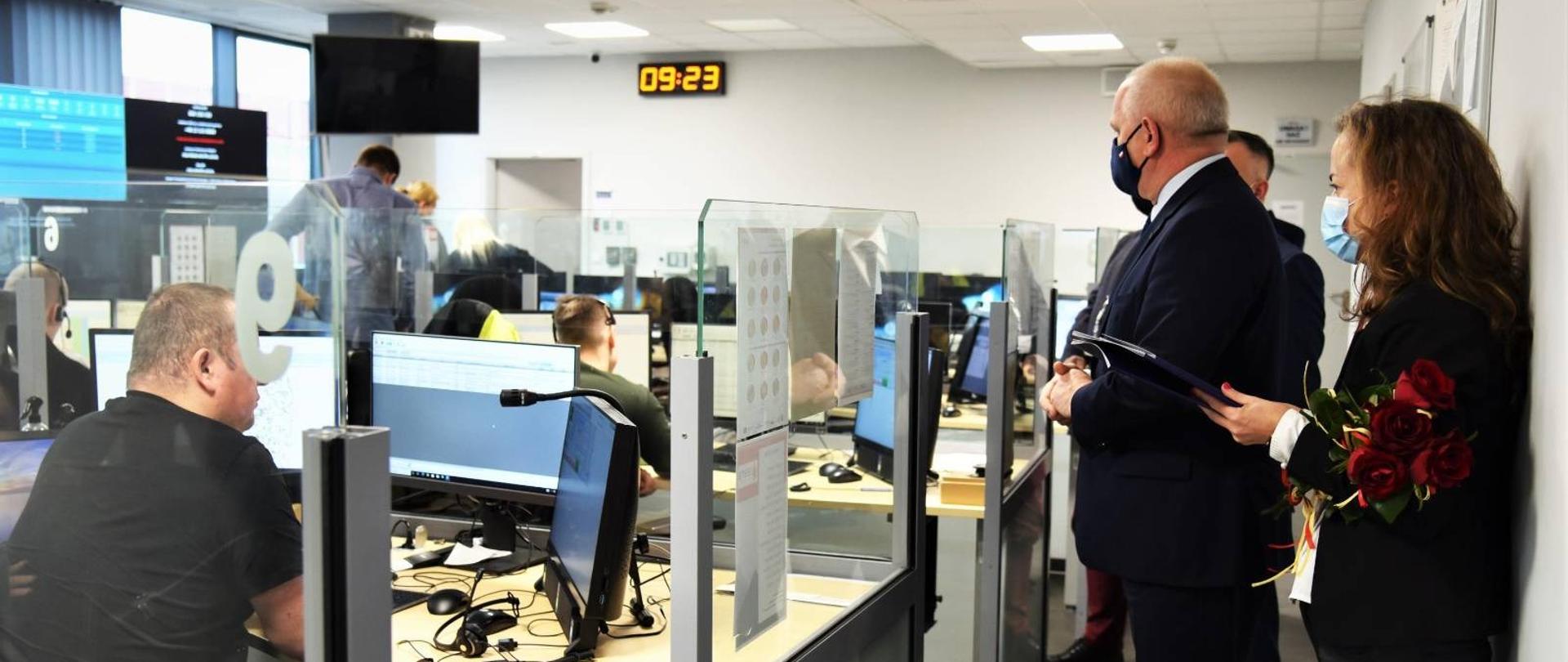 Wojewoda z kierownictwem CPR w hali, w której pracują operatorzy 