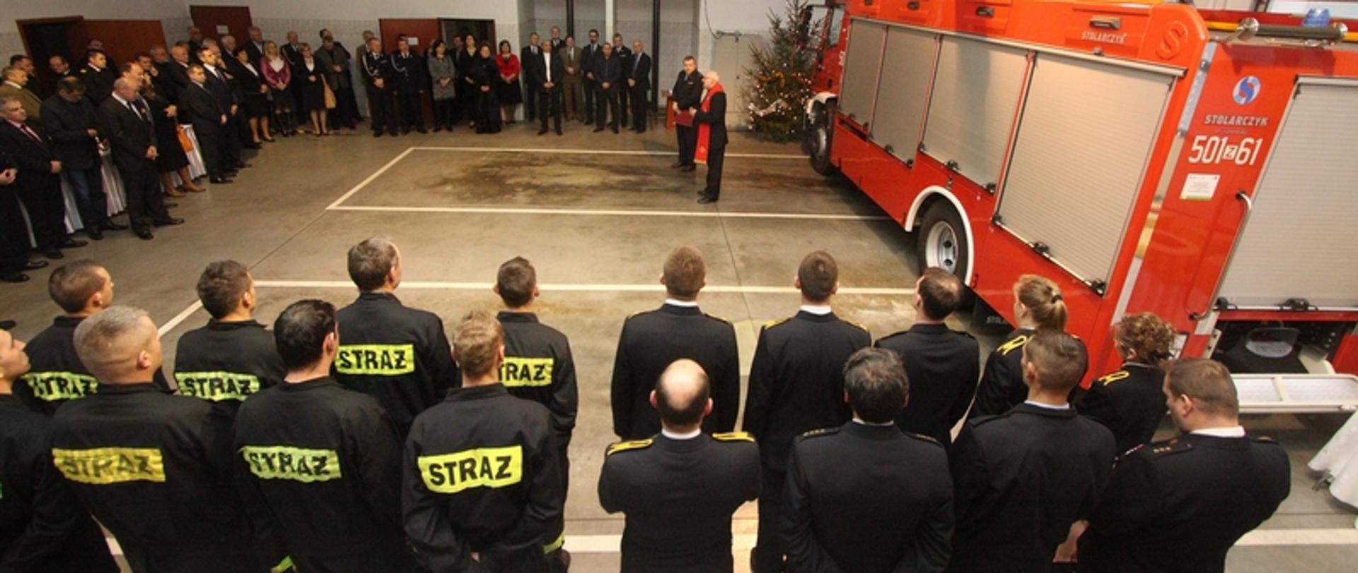 Zdjęcie przedstawia spotkanie wigilijne strażaków