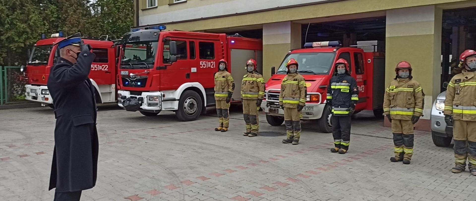 Zdjęcie przedstawia zmianę służbową podczas uroczystego wciągnięcia flagi państwowej oraz odśpiewania hymnu z okazji Święta Niepodległości