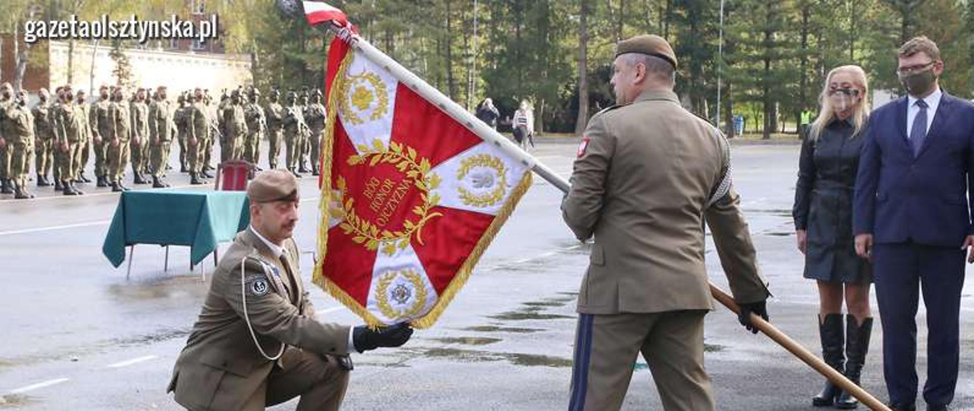 Na zdjęciu d-ca przyjmujący sztandar