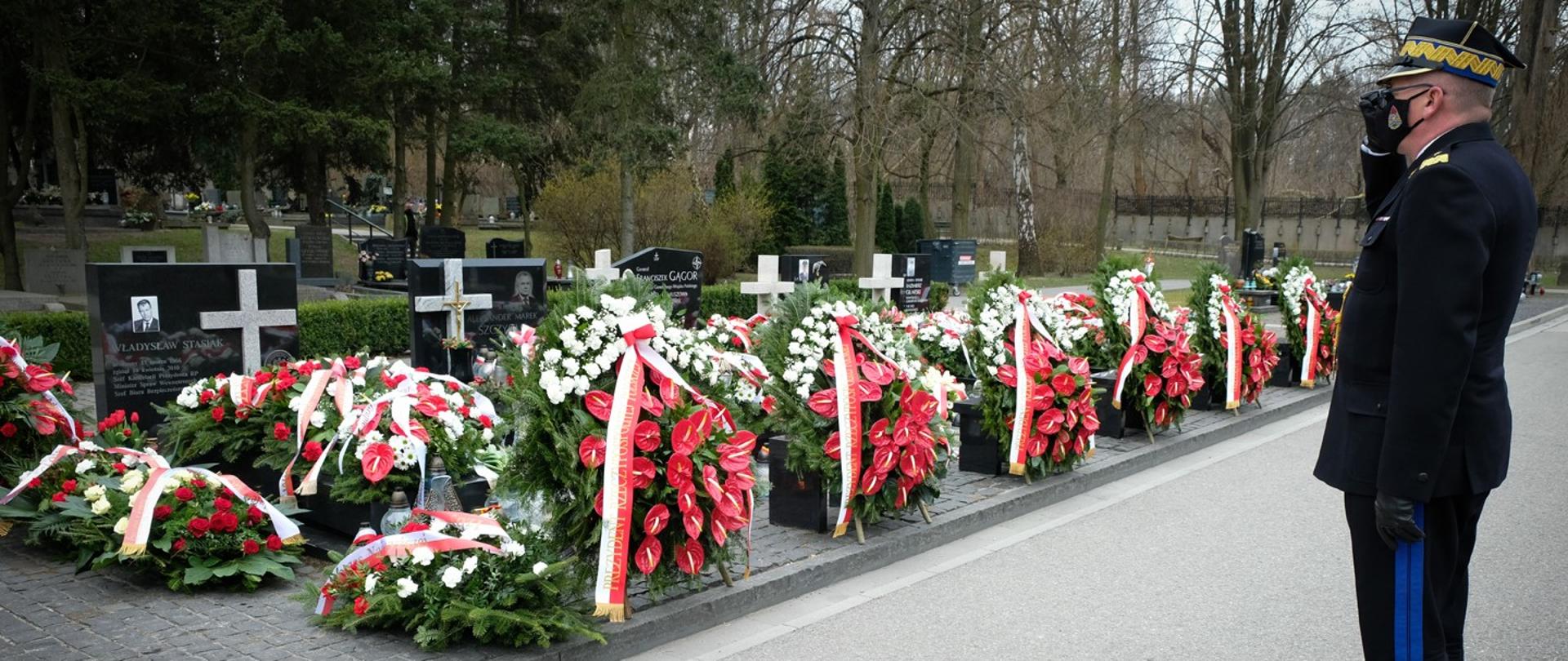 Zastępca Komendanta Głównego Państwowej Straży Pożarnej nadbryg. Krzysztof Hejduk oddał hołd Ofiarom Katastrofy Smoleńskiej