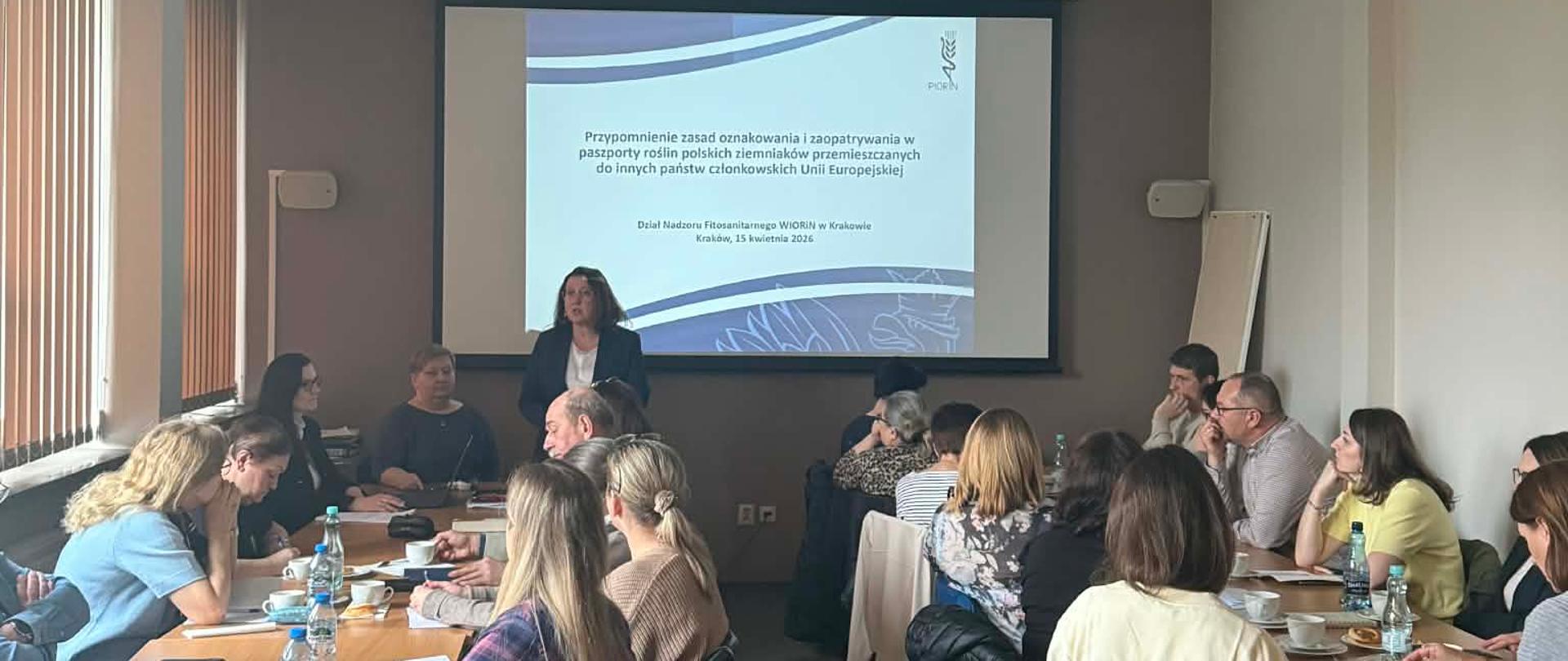 Widok sali szkoleniowej i uczestników szkolenia