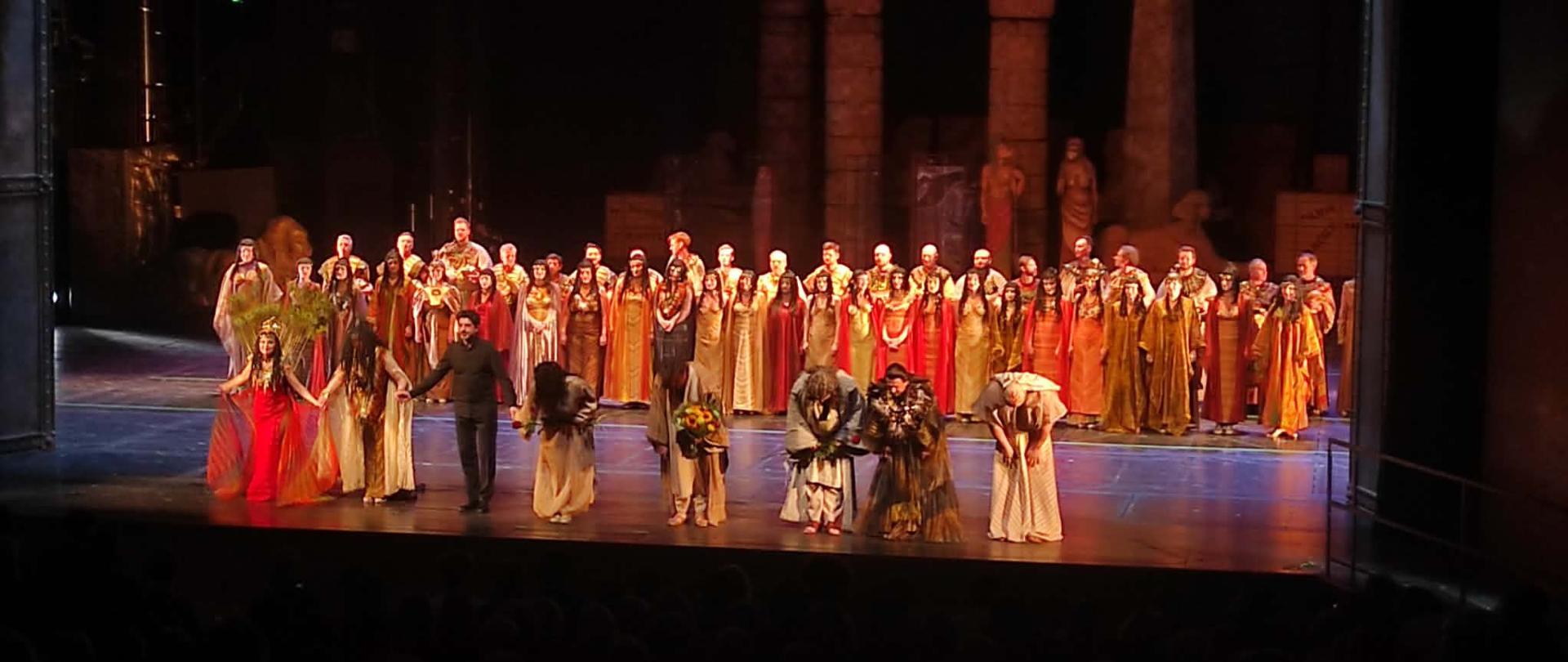 na scenie zgromadzeni aktorz biorący udział w przedstawieniu