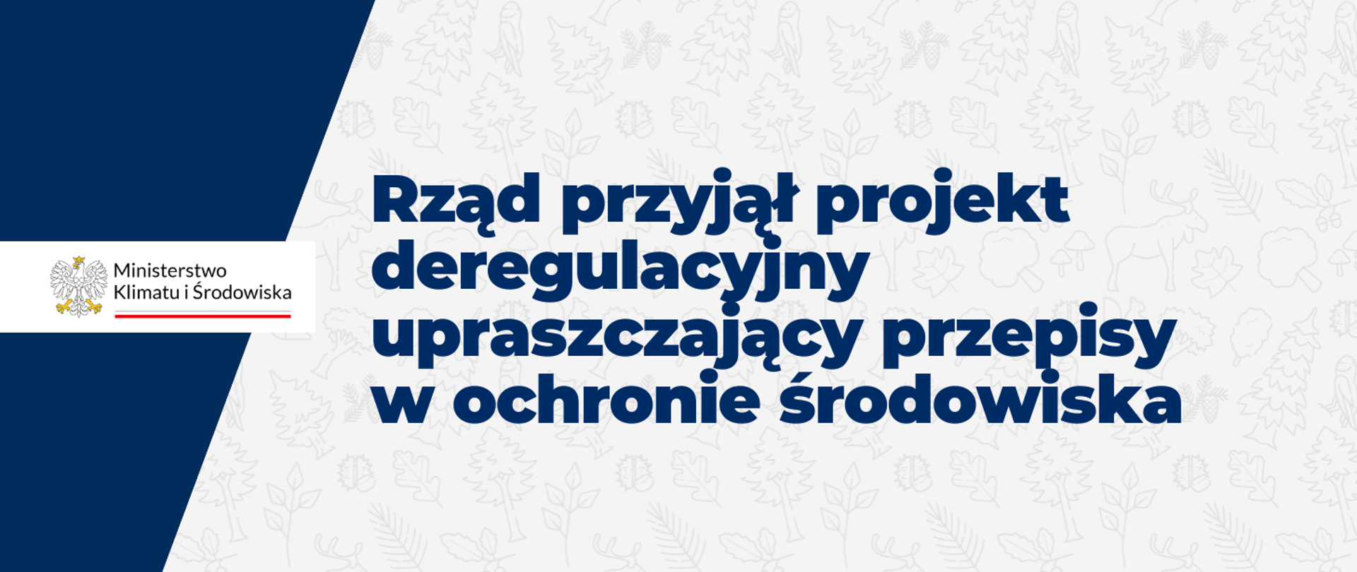 Rząd przyjął projekt deregulacyjny upraszczający przepisy w ochronie środowiska - granatowy napis o taki brzmieniu znajduje się na białym tle złożonym z powtarzającym się symboli przedstawiających las, takich jak liście czy drzewa. Po lewej stronie grafiki widać logo Ministerstwa Klimatu i Środowiska. 