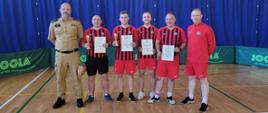 Eliminacje strefowe do XVIII Mistrzostw Województwa Mazowieckiego Strażaków w Tenisie Stołowym - na zdjęciu strażacy z komendantem stoją w sali po zakończeniu eliminacji