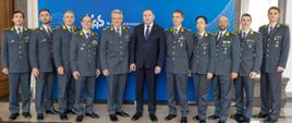Z-ca Szefa KAS Zbigniew Stawicki i funkcjonariusze Guardia di Finanza na tle ścianki z logo Krajowej Administracji Skarbowej.