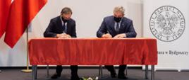 dr Jarosław Szarek, Prezes IPN oraz Jan Krzysztof Ardanowski, Przewodniczący Rady ds. Rolnictwa i Obszarów Wiejskich przy Prezydencie RP, Wiceprzewodniczący Rady Programowej NIKiDW podpisują porozumienie.