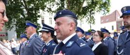 Wojewoda Opolski Monika Jurek wręcza odznaczenie podczas obchodów Święta Policji