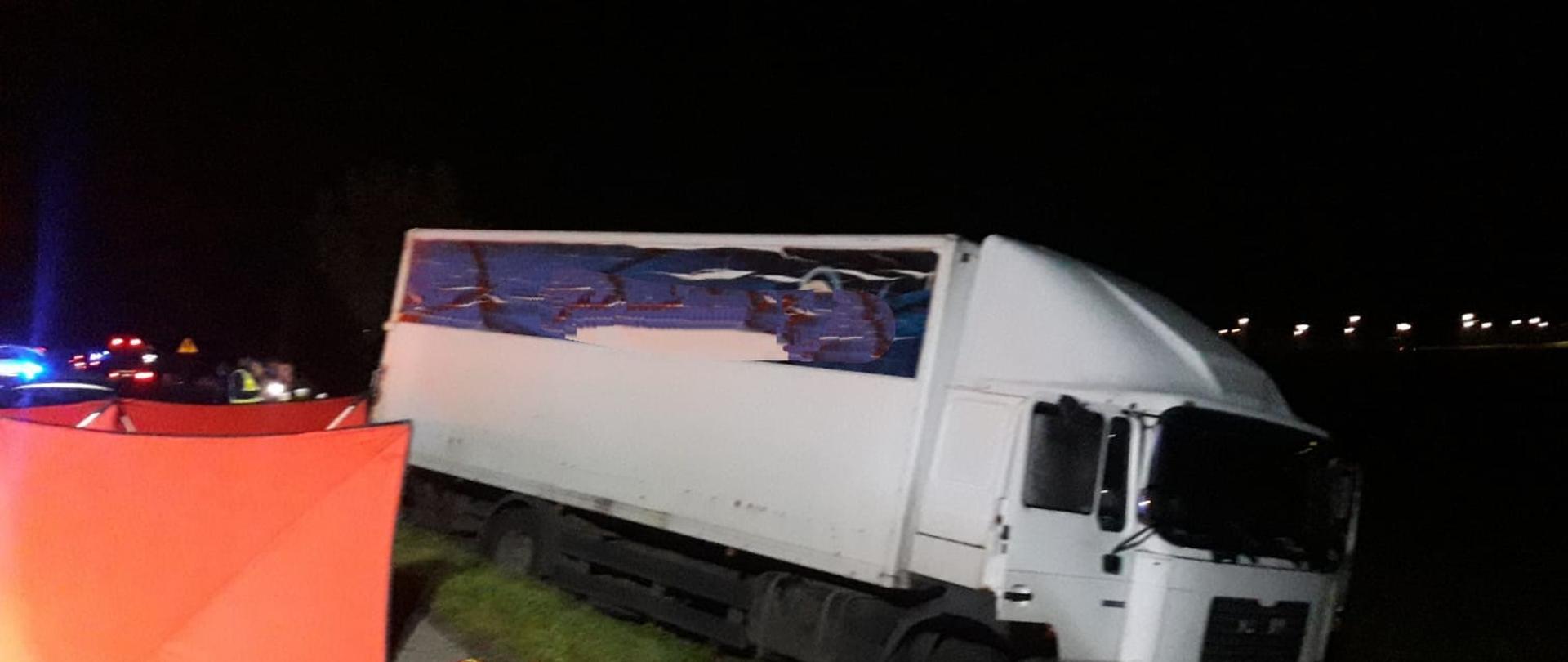 Śmiertelny wypadek samochodowy na DW 401 w pobliżu miejscowości Młodoszowice - zdjęcie przedstawia samochód ciężarowy w kolorze białym stojący w przydrożnym rowie