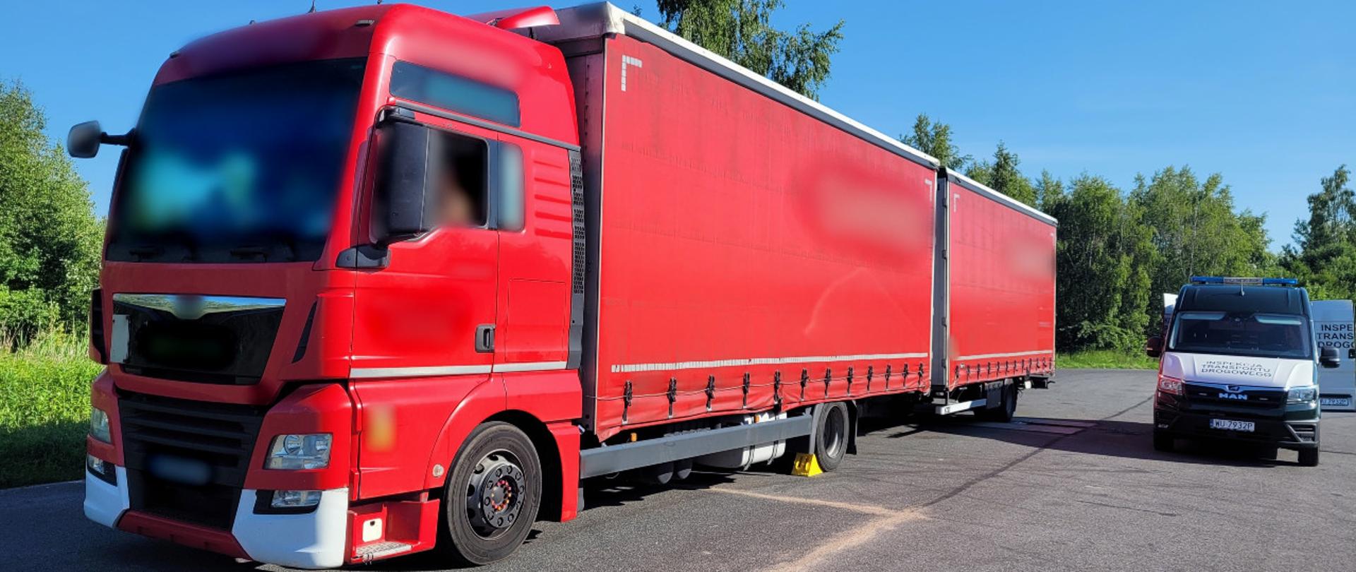 Od lewej: samochód ciężarowy z podpiętą przyczepą stoi kołami ostatniej osi na inspekcyjnych wagach. Obok kontrolowanego zespołu pojazdów i urządzeń pomiarowych stoi oznakowany furgon mazowieckiej Inspekcji Transportu Drogowego.