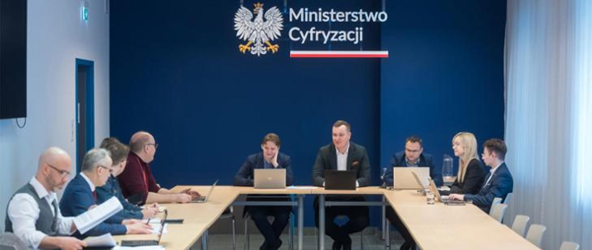 Grupa osób przy stole konferencyjnym