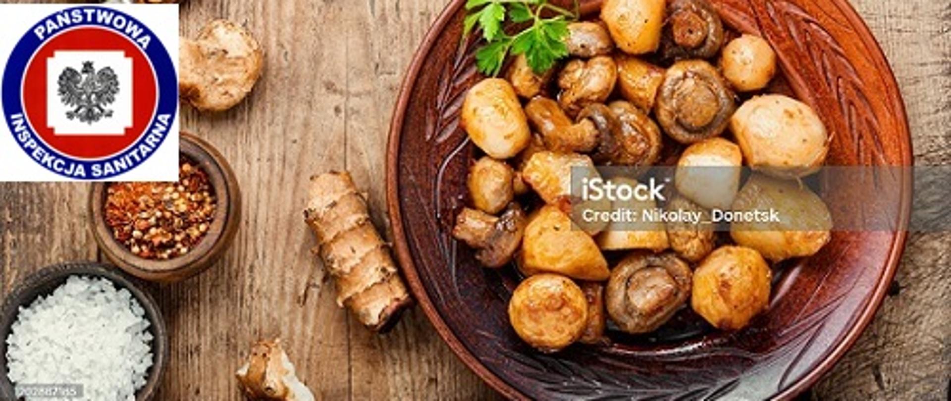 Pieczony topinambur z pieczarkami na starym drewnianym stole