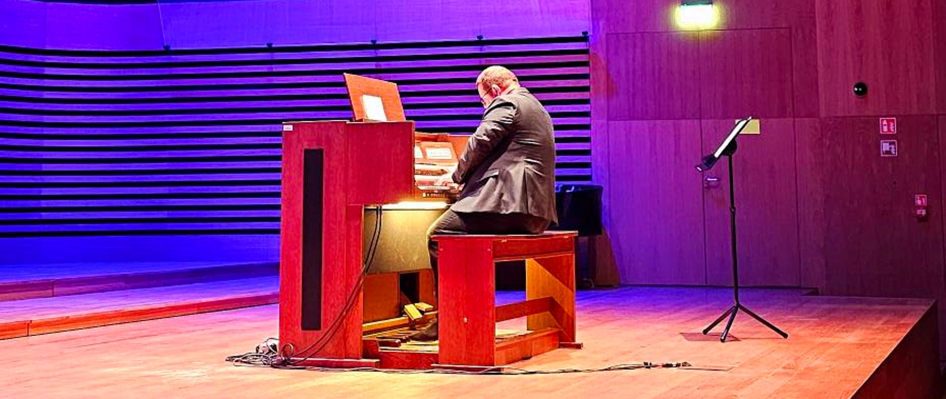 Mężczyzna gra na organach.