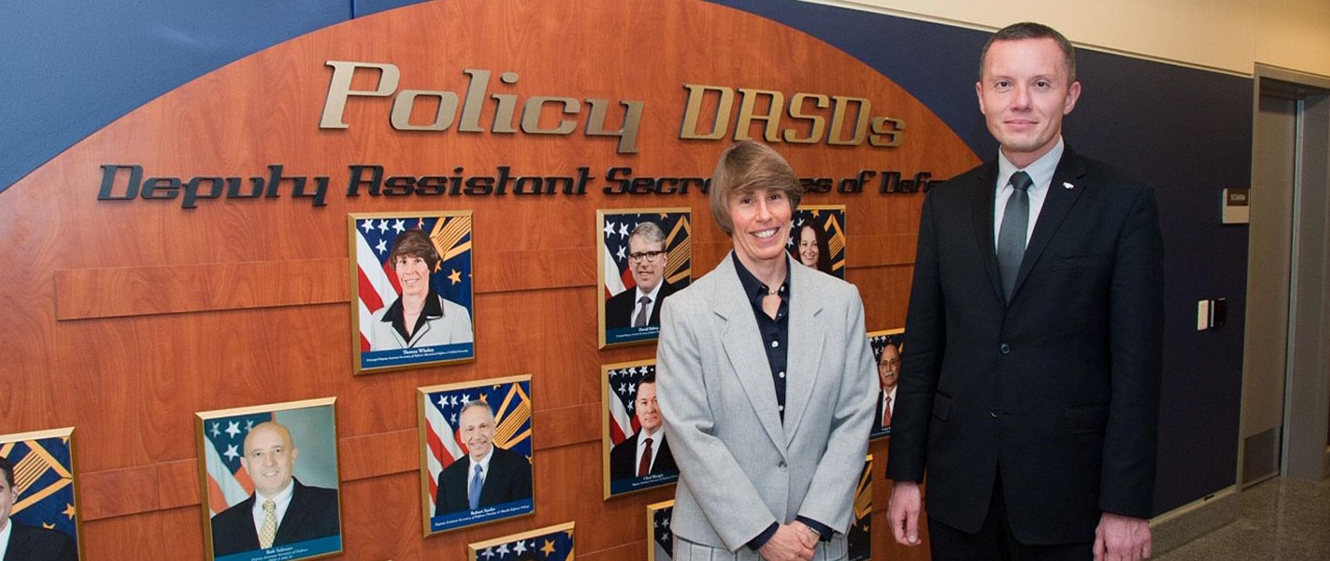 Spotkanie sekretarza stanu w MON w Departamencie Obrony z Theresą Whelan - Principal Deputy Assistant Secretary of Defense. Podczas spotkania w Pentagonie wiceminister Zdzikot przedstawił polskie propozycje dotyczące wspólnych projektów edukacyjnych i ćwiczeń. 