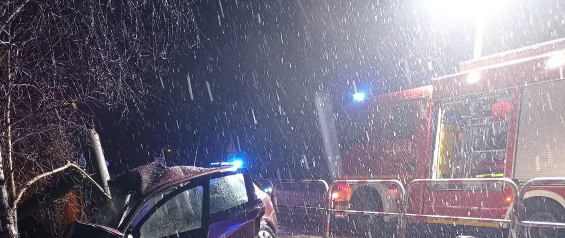 pojazd osobowy uderzył w słup oświetleniowy 