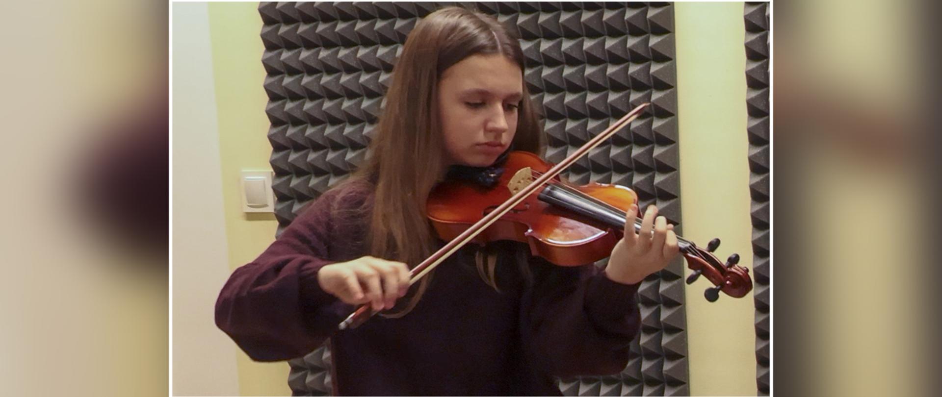 Uczennica gra na skrzypcach