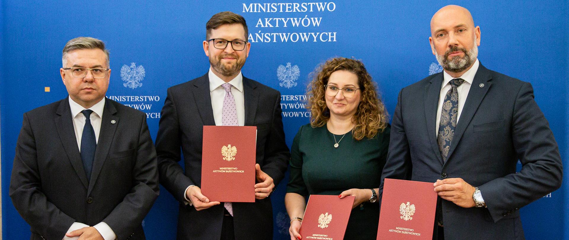 Na zdjęciu: od lewej Krzysztof Laskowski, prezes H.Cegielski-Poznań S.A., wiceminister Andrzej Śliwka, Izabela Antos, podsekretarz stanu w KPRM, Sebastian Chwałek, prezes PGZ. W tle ścianka z logotypami MAP. 