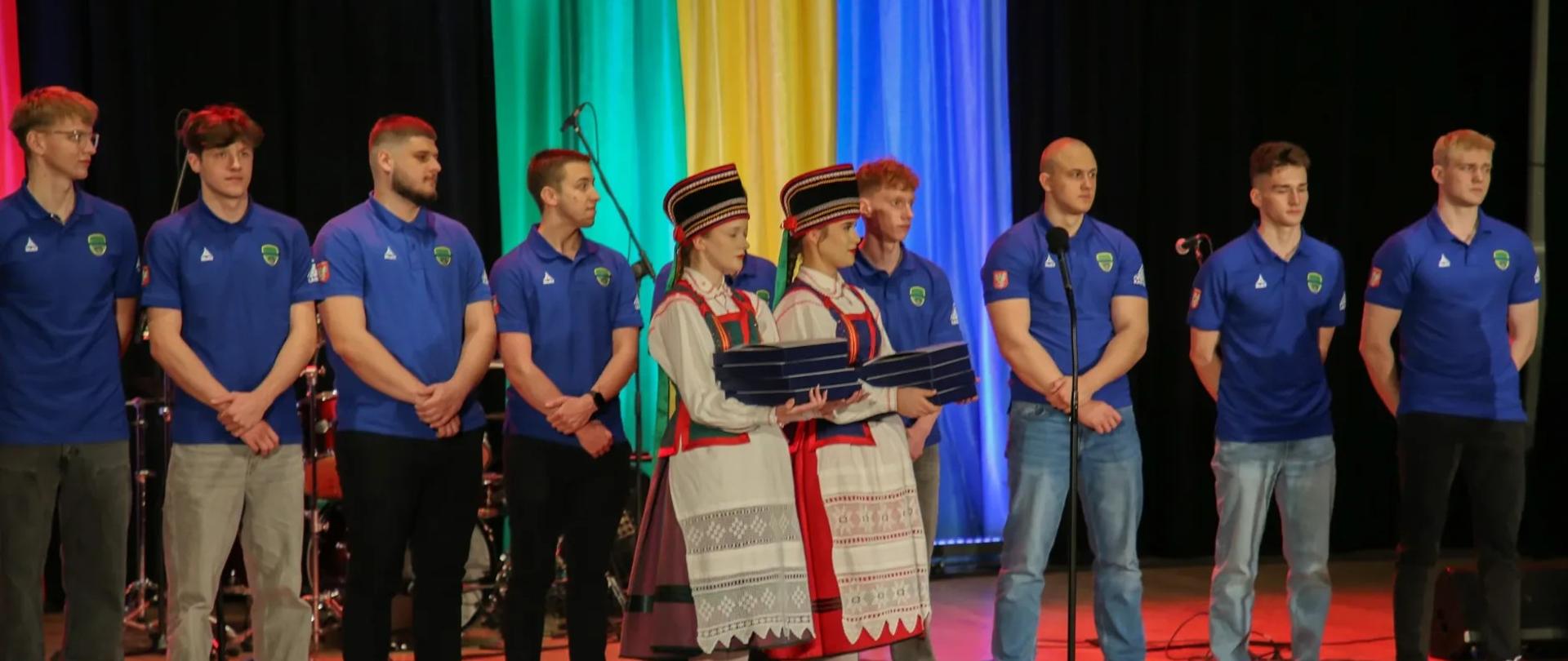 Na zdjęciu widać kobiety i mężczyzn