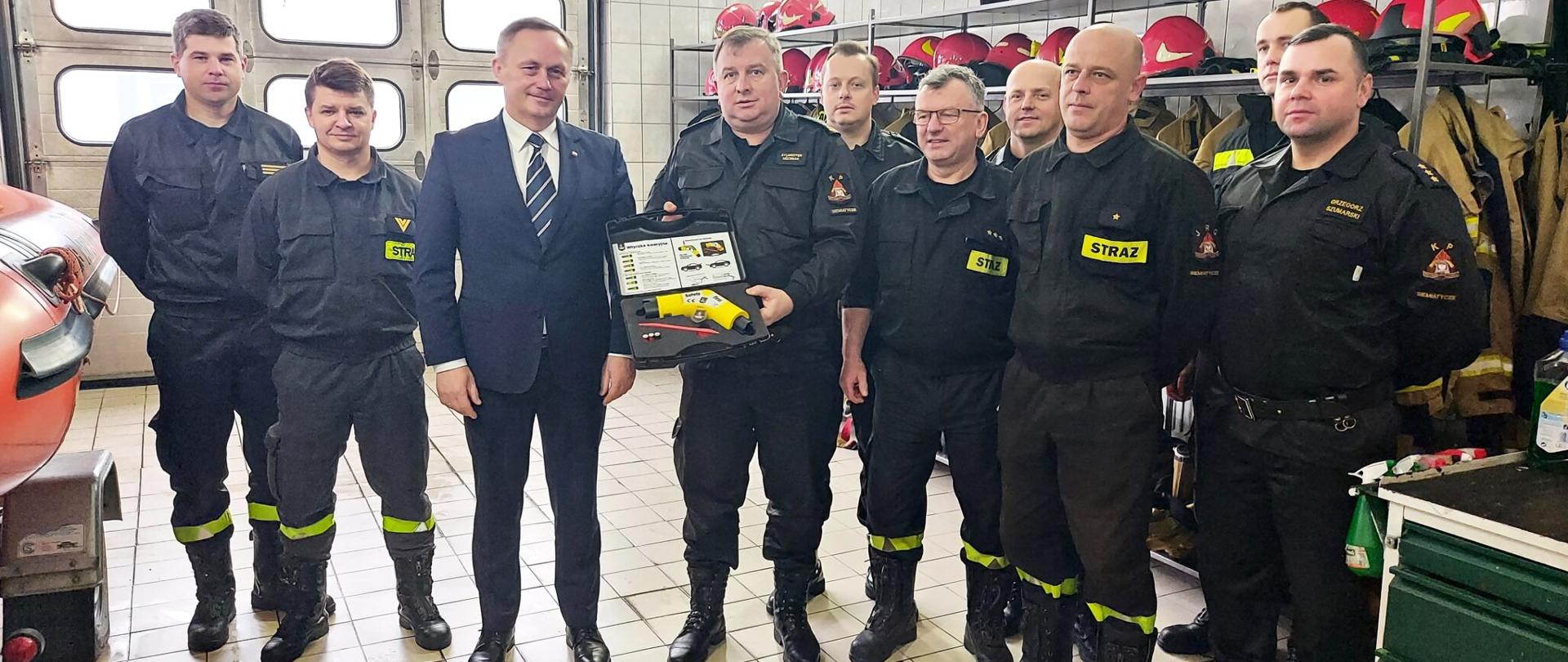 Przekazanie sprzętu i wyposażenia przez Starostę Pana Marka Bobla