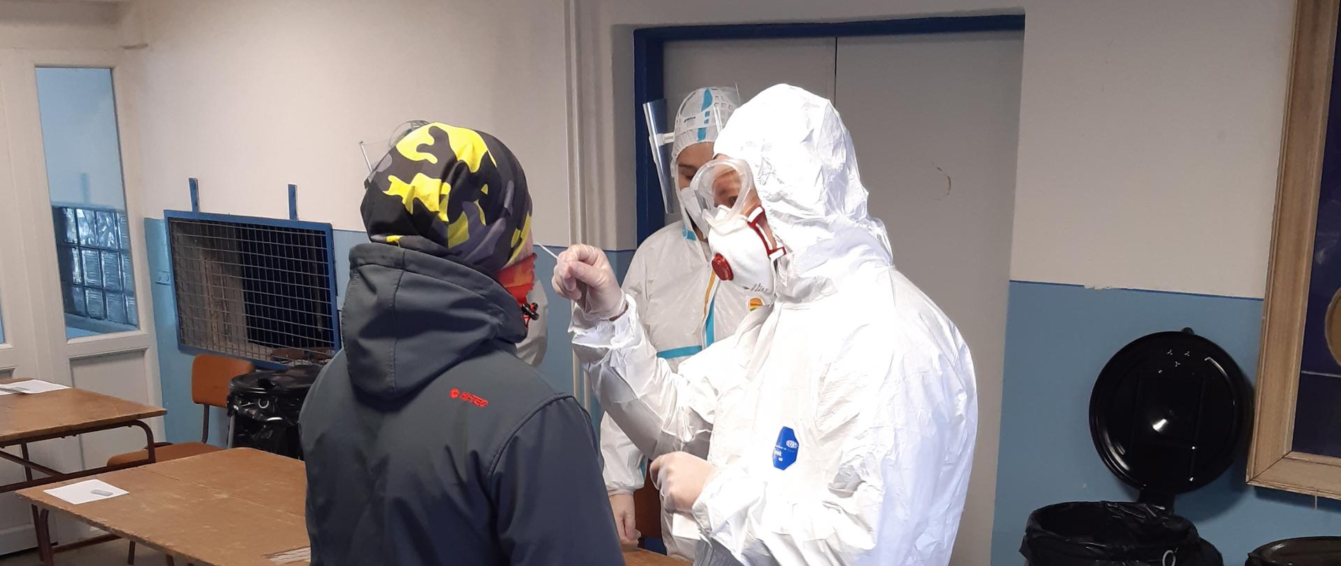 Strażak robiący wymaz mieszkańca Słowacji.