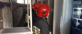 Strażacy prowadzą działania w serwerowni