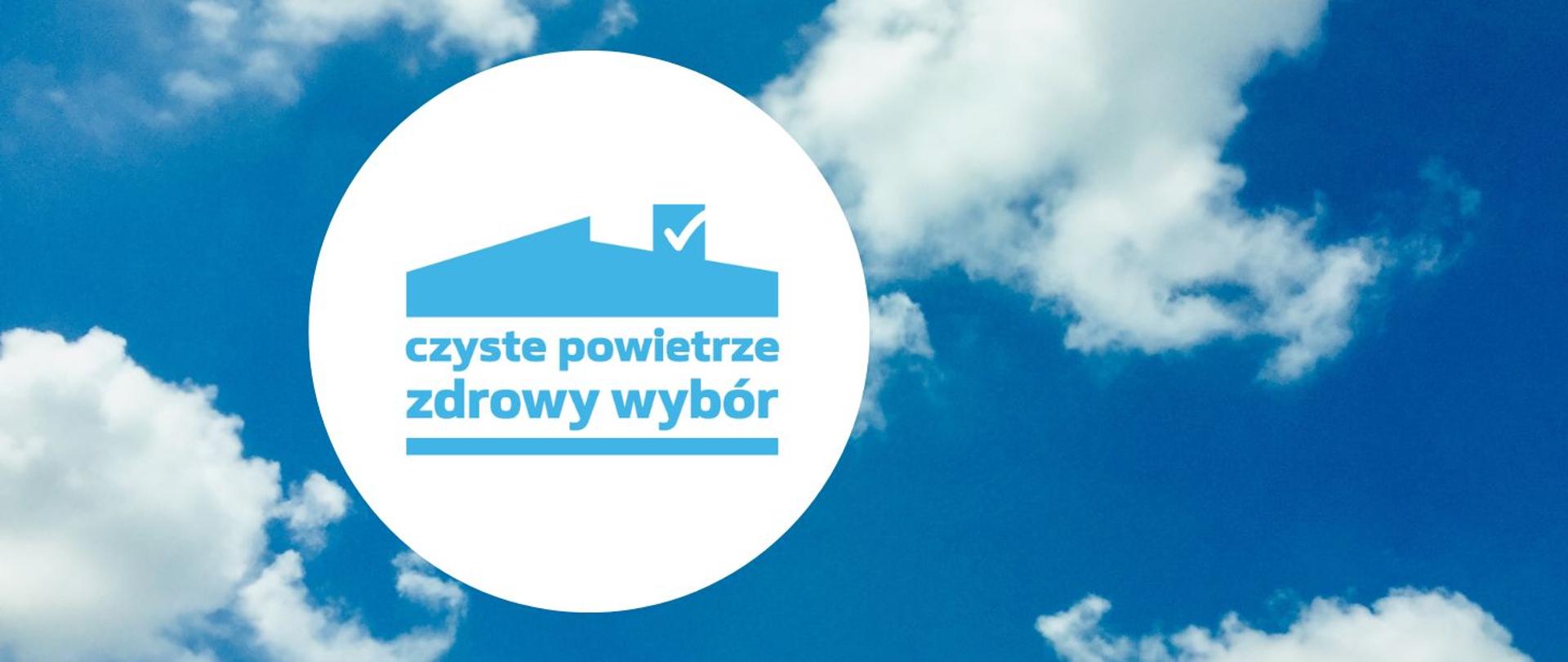 na banerze znajduje się logo z hasłem czyste powietrze zdrowy wybór, które jest zamieszczone w kółku na białym tle. Całość jest pokazana na tle błękitnego nieba.