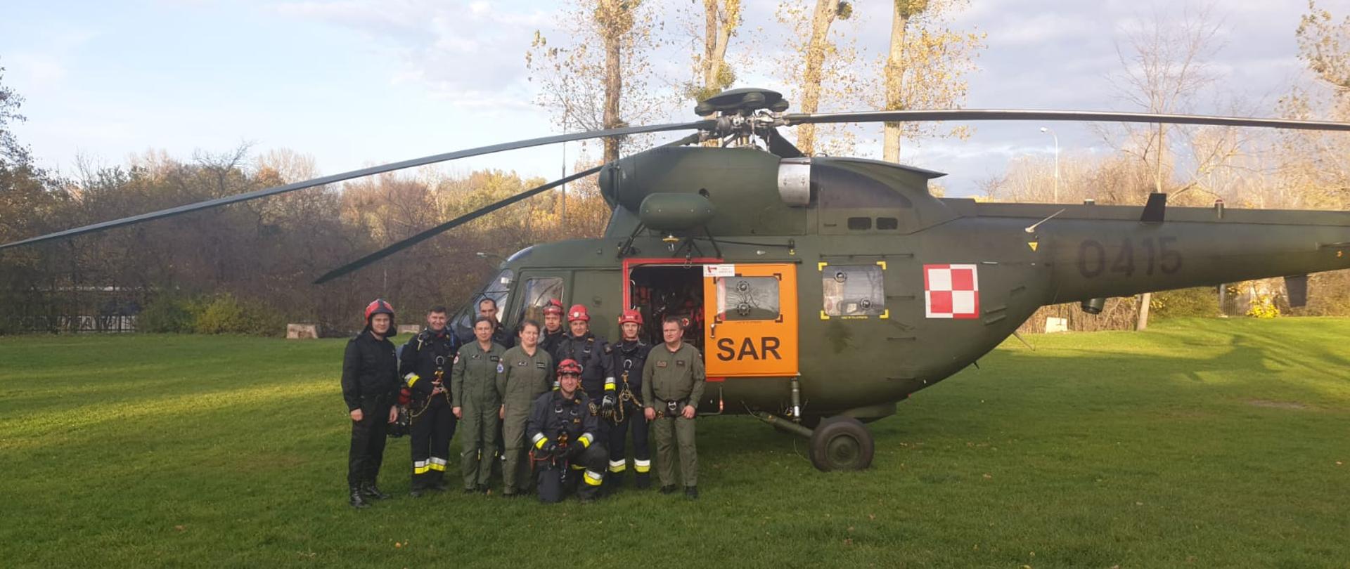 Strażacy wysokościowi na tle śmigłowca ratowniczego