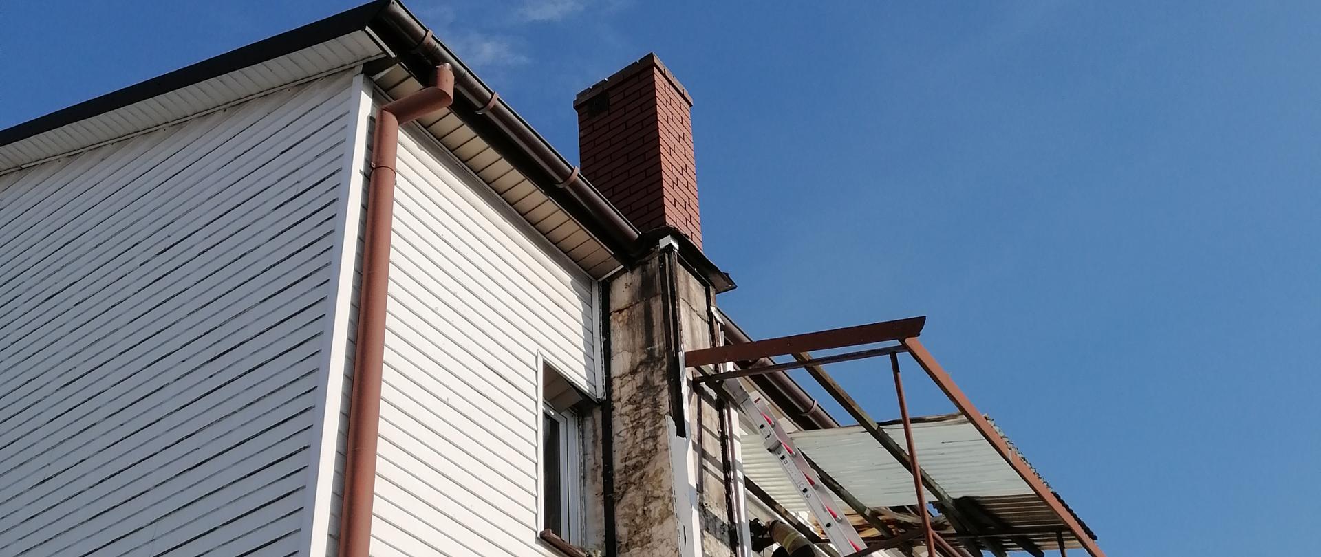 Na zdjęciu widać budynek mieszkalny, w którym zapaliły się sadze w przewodzie dymowym. Widać filar kominowy po demontażu warstw ocieplenia i wykończenia.