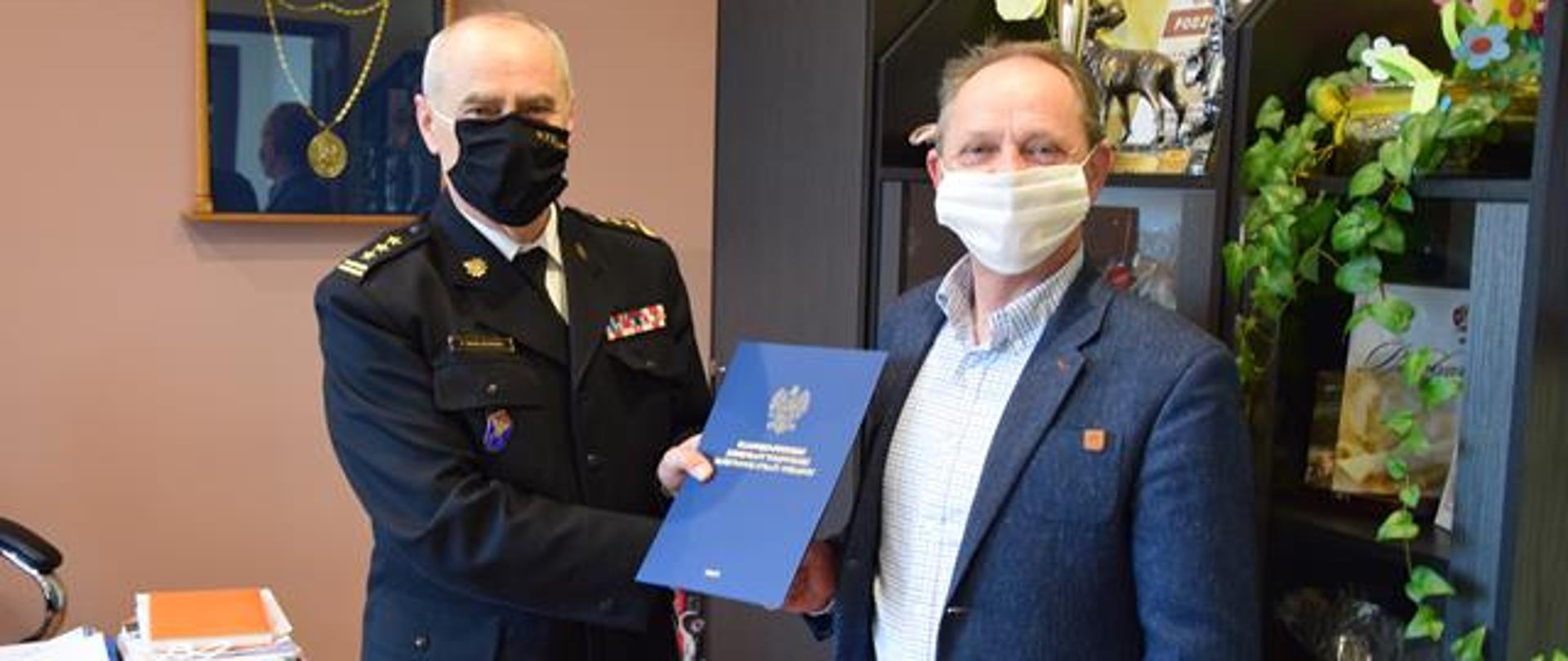 Wręczenie podziękowania dla druhów OSP Radomin i Wójta gm. Radomin w imieniu Kujawsko-Pomorskiego Komendanta Wojewódzkiego PSP